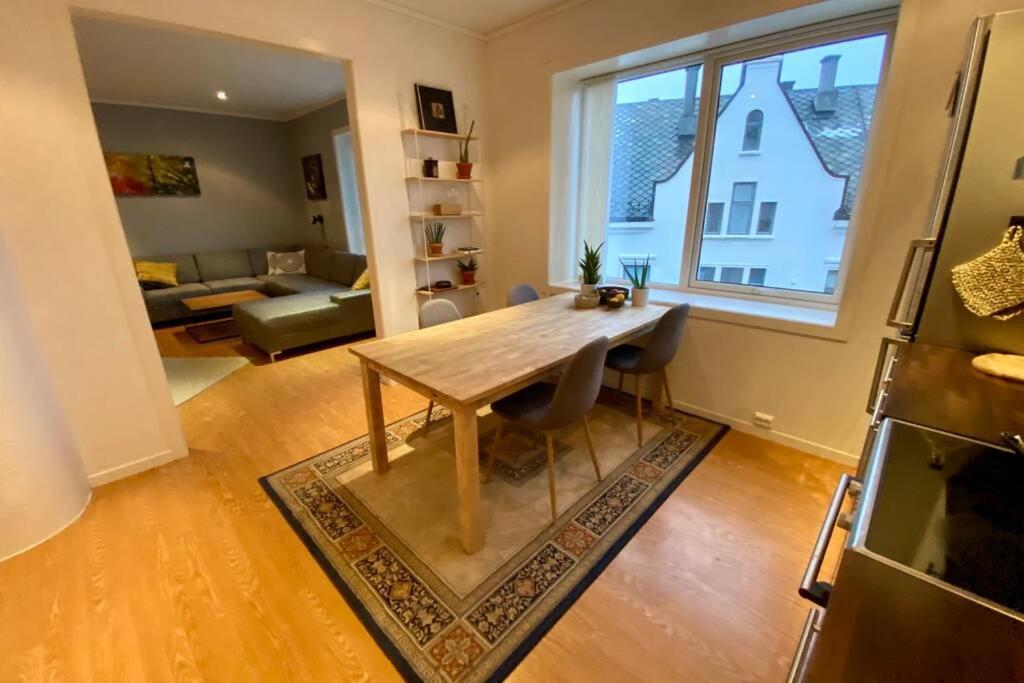 Nice And Central Apartment In Quiet Area Alesund Bagian luar foto
